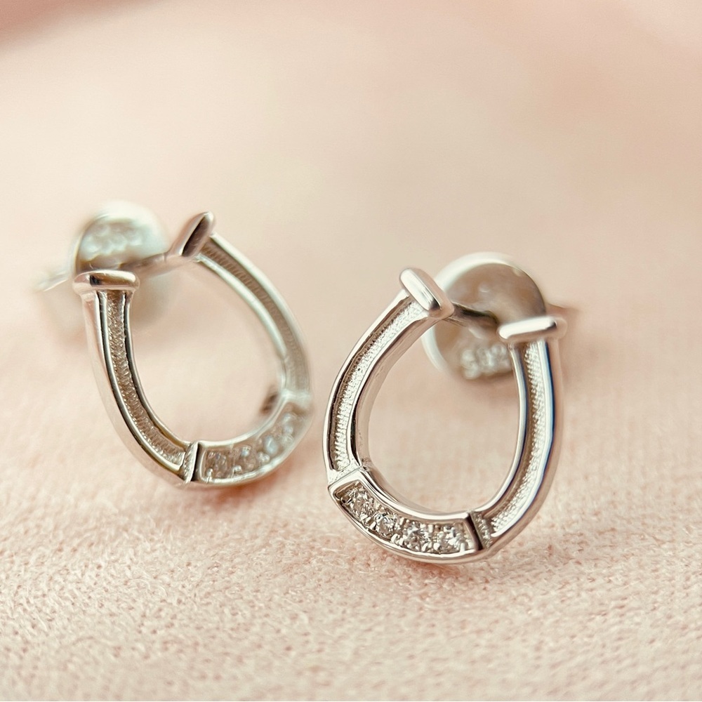 S925 Minimalist Moissanite Horseshoe Stud Earrings - Picture 4 of 5